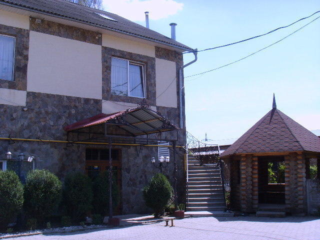 Dvorik Hotel Chernivtsi Exterior photo